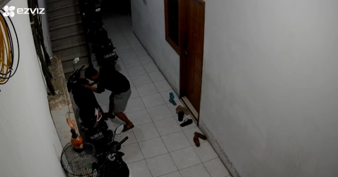 NEKAT: Aksi pencurian motor di kos Dusun Sidorogo, Trosobo, Taman saat terekam CCTV.  (IST)