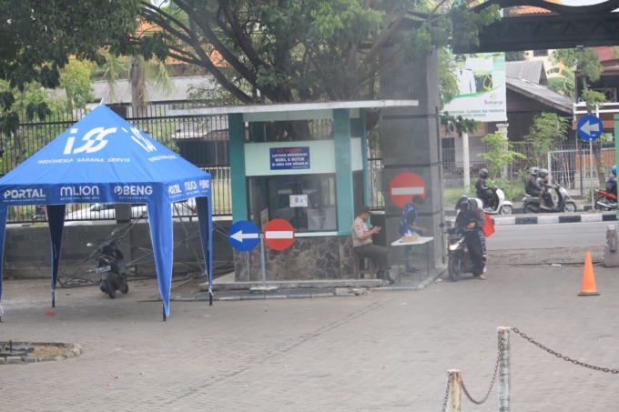 SISTEM BARU: Kendaraan yang parkir di GOR Sidoarjo menerima karcis saat masuk. (HENDRIK MUCHLISON/RADAR SIDOARJO)