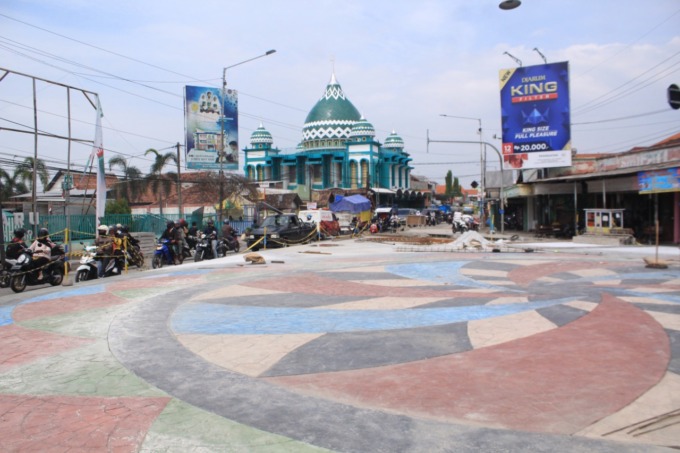 MENARIK: Landmark lingkaran di Simpang Tiga Tulangan. (HENDRIK MUCHLISON/RADAR SIDOARJO)