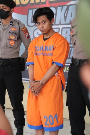 DIRINGKUS: M Andi Sulkarnain saat dibekuk Polresta Sidoarjo. (LUKMAN AL FARISI/RADAR SIDOARJO)