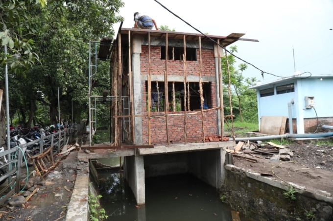 CEGAH GENANGAN: Rumah pompa di depan Lippo Plaza sedang proses pembangunan.