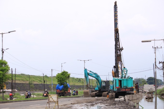 ANTISIPASI: Pengerjaan proyek cross drain sudah dilakukan di sisi jalur Malang-Surabaya. (HENDRIK MUCHLISON/RADAR SIDOARJO)