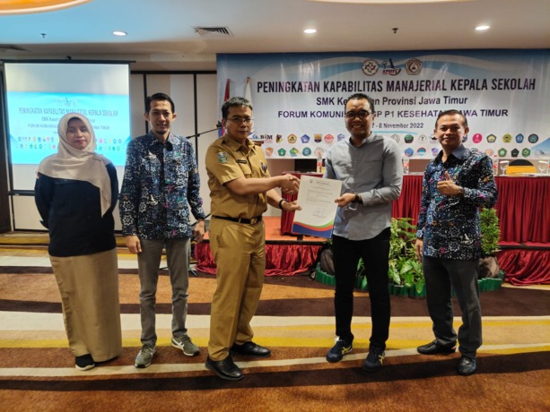 BANGGA: Dr Kurniawan Hary P., ST., MM. selaku Kepala Bidang SMK Dinas Pendidikan Provinsi Jawa Timur memberikan apresiasi kepala lulusan yang mendapat surat tanda tercatat dari Dinas kesehatan provinsi jatim sebagai asisten tenaga kesehatan. (ANAS/RADAR S