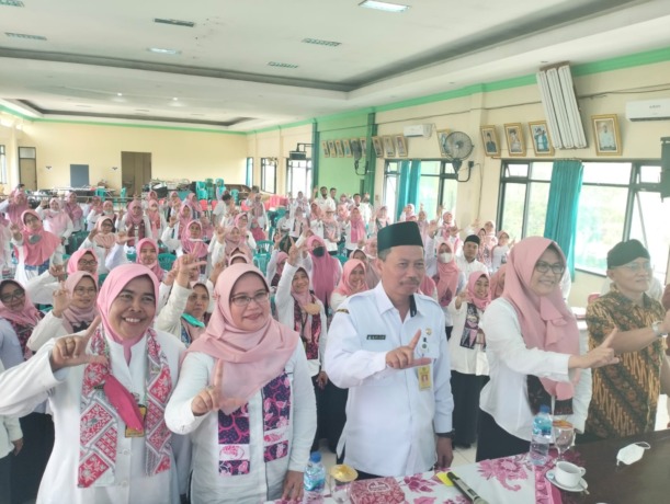 SALAM LITERASI: Direktur LSM Mutiara Rindang Kuswanto (kanan) dan Kepala Dinas Pendidikan dan Kebudayaan Sidoarjo Tirto Adi (dua dari kanan) bersama 56 kepala dan bendahara SD negeri sasaran program. (ANAS/RADAR SIDOARJO)