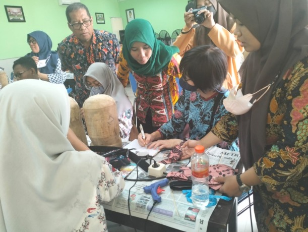 KREATIF: Para siswa SMA Antartika Sidoarjo saat pembuatan udeng pacul gowang. (ANAS/RADAR SIDOARJO)