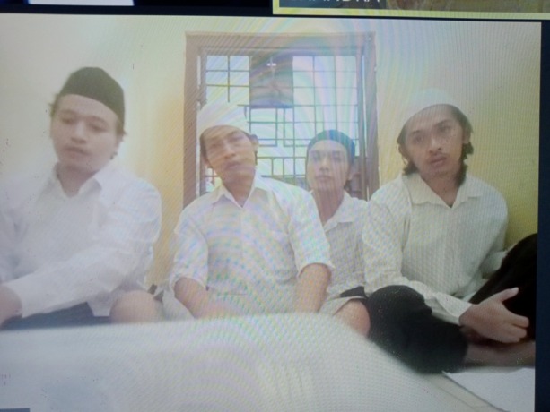 PASRAH: Empat terdakwa saat mengikuti sidang secara virtual. (LUKMAN AL FARISI/RADAR SIDOARJO)