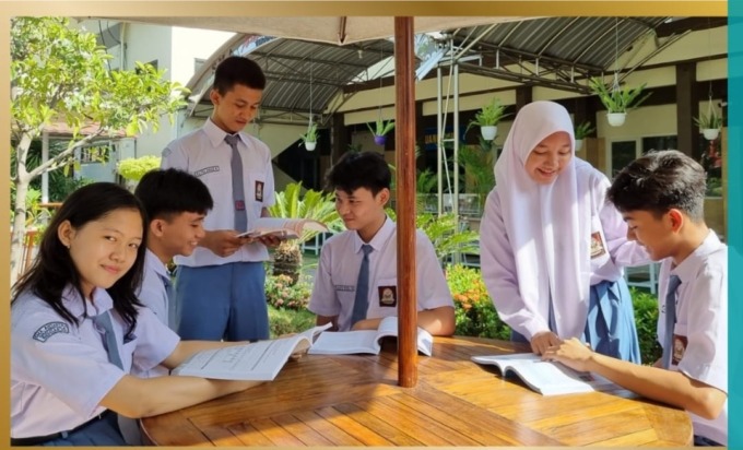 BETAH: Suasana saat siswa belajar di lingkungan SMA Antartika Sidoarjo.