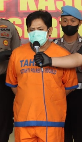 TEGA: Terdakwa saat dirilis Polresta Sidoarjo.