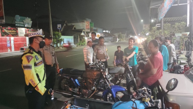 OPERASI: Sejumlah polisi saat mendatangi pengendara motor yang menggunakan kanlpot brong. (IST)