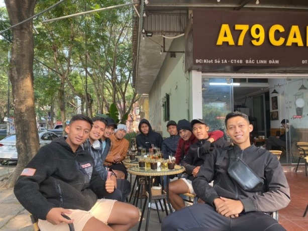 SANTAI: Pemain Deltras saat nongkrong usai ikuti turnamen di Vietnam. (IST)