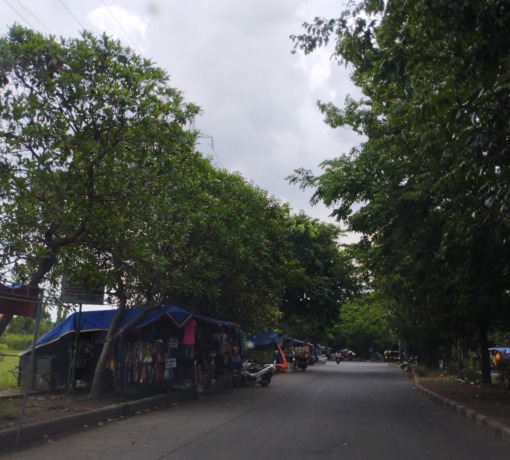PENUH: Trotoar di kawasan Gading Fajar digunakan pedagang untuk menggelar lapaknya. (ANNISA FIRDAUSI/RADAR SIDOARJO)