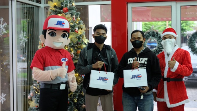 SPESIAL: Para pelanggan yang beruntung mendapatkan special gift dari JNE Sidoarjo.