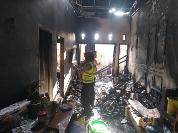 HANGUS: Rumah di Jalan Pahlawan Gedangan tampak hangus usai terbakar. (IST)