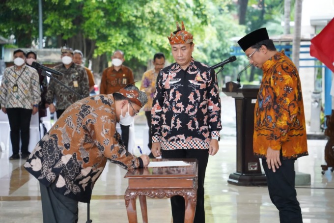 ROTASI: Bachruni Aryawan menandatangani SK pengangkatan sebagai Kadis Perkim CKTR.