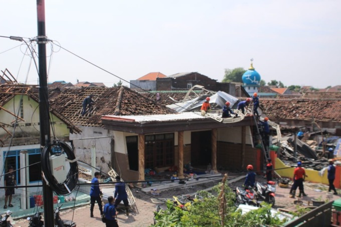 EVAKUASI : Rumah warga Dusun Mlaten Desa Sidokepung yang rusak diterjang angin puting beliung beberapa waktu lalu. (HENDRIK MUCHLISON/RADAR SIDOARJO)