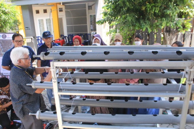 BAGI ILMU: Dari kiri Bambang Sugiyono Agus Purwono, dr.Salmon Charles P.T. Siahaan dan Wahyudi Henky Soeparto saat mengajarkan cara memasang alat hidroponik kepada warga Perumahan Graha Asri, Sukodono. (HENDRIK MUCHLISON/RADAR SIDOARJO)