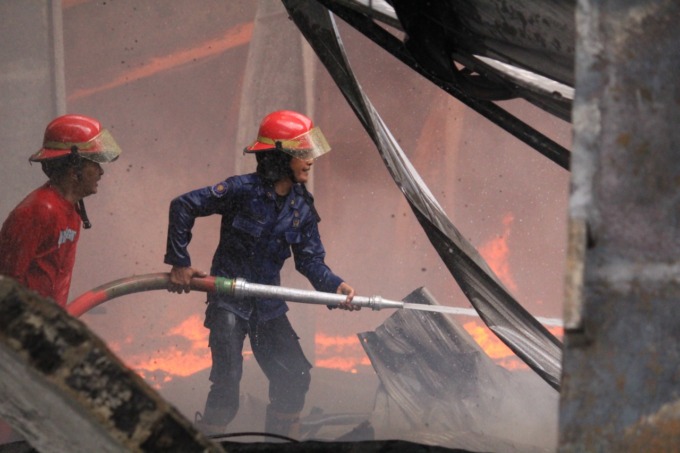 REPSON CEPAT: Petugas Pemadam Kebakaran Sidoarjo berjibaku menjinakkan api beberapa waktu lalu. (HENDRIK MUCHLISON/RADAR SIDOARJO)