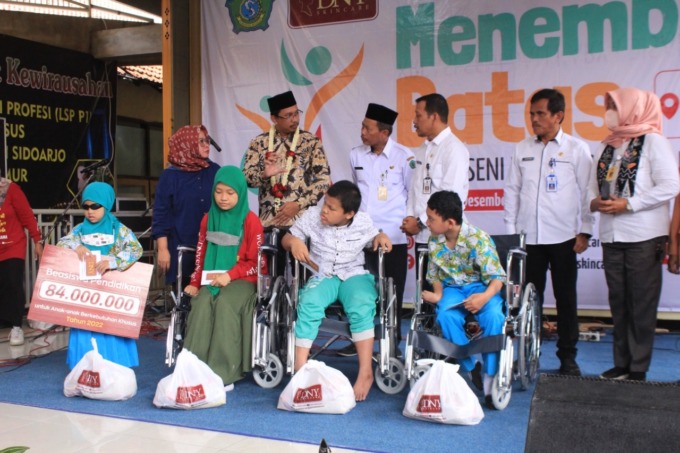 BERI DUKUNGAN: Bupati Sidoarjo Ahmad Muhdlor (dua dari kiri) didampingi Kepala Dinas Pendidikan dan Kebudayaan Sidoarjo Tirto Adi (tiga dari kiri) bersama para anak disabilitas di SLB Negeri Gedangan. (HENDRIK MUCHLISON/RADAR SIDOARJO)
