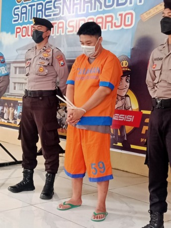 DIRINGKUS: Pelaku Sandy Kurnia Buana. (LUKMAN AL FARISI/RADAR SIDOARJO)