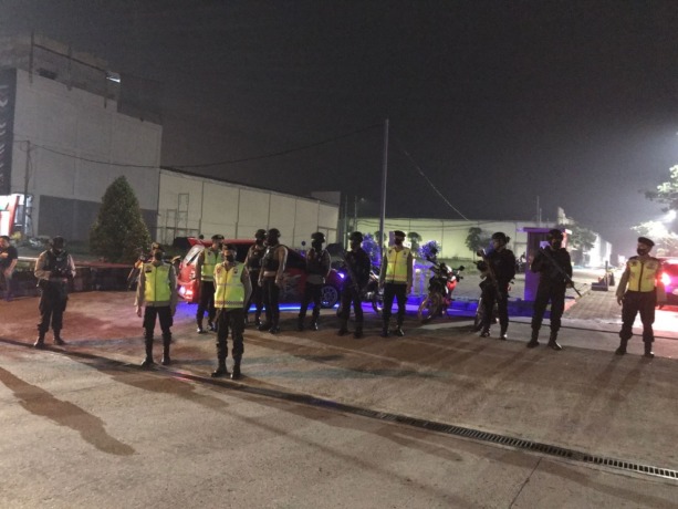 PENCEGAHAN: Sejumlah petugas gabungan saat menyisir sejumlah titik rawan di wilayah Sidoarjo. (IST)