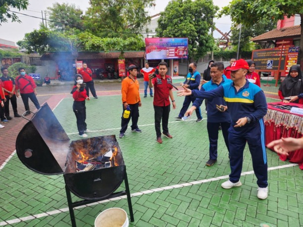 DIBAKAR: Ratusan barang elektronik hasil penggeledahan saat dimusnahkan. (IST)