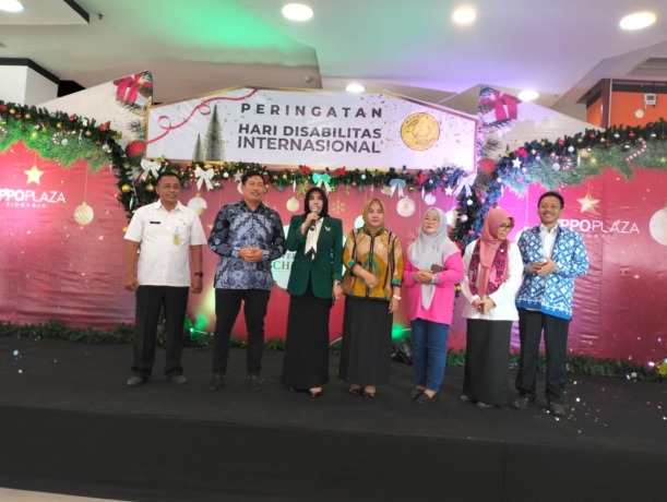PEMBUKAAN: Ketua MKKS PKLK Sidoarjo Lestari Haryati (tiga dari kanan) bersama beberapa anggota Komisi D DPRD Sidoarjo saat membuka kegiatan Gebyar Seni Disabilitas. (ANAS/RADAR SIDOARJO)