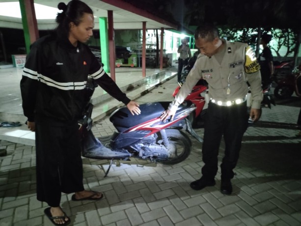 DISERANG: Kondisi motor yang diparkir di Balai Dusun Rame Raya Pilang rusak.