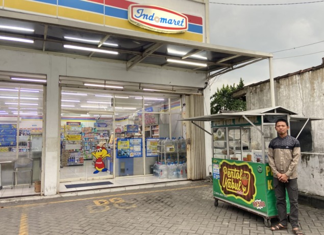 SUKSES: Muklis dengan gerai Pentol Kabul, setelah berjualan di depan Toko Indomaret usaha tersebut semakin maju dan berkembang.