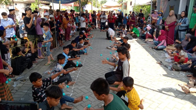 FOKUS: Peserta lomba lato-lato saat bermain, Minggu (8/1). (IST)
