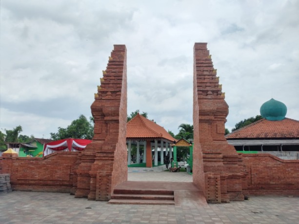 DIPERBAIKI : Gerbang masuk Makam Sono yang baru direvitalisasi. (HENDRIK MUCHLISON/RADAR SIDOARJO)
