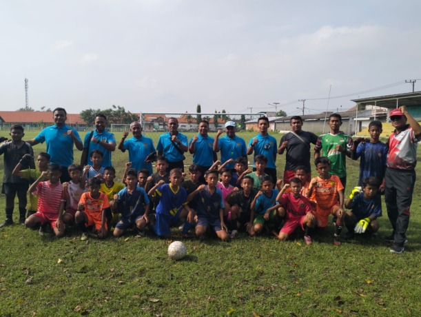 KOMPAK: Foto bersama Kelompok Kerja Guru (KKG) Kecamatan Tulangan dan pemain saat seleksi. (ANAS/RADAR SIDOARJO)