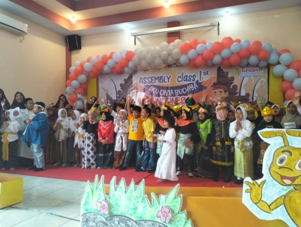 MERIAH: Suasana assembly siswa kelas 1 SD Muhammadiyah 2 Tulangan. (ANAS/RADAR SIDOARJO)
