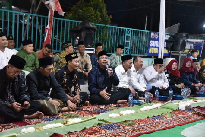 GANYENG: Bupati Sidoarjo Ahmad Muhdlor saat makan bersama warga di Tulangan.