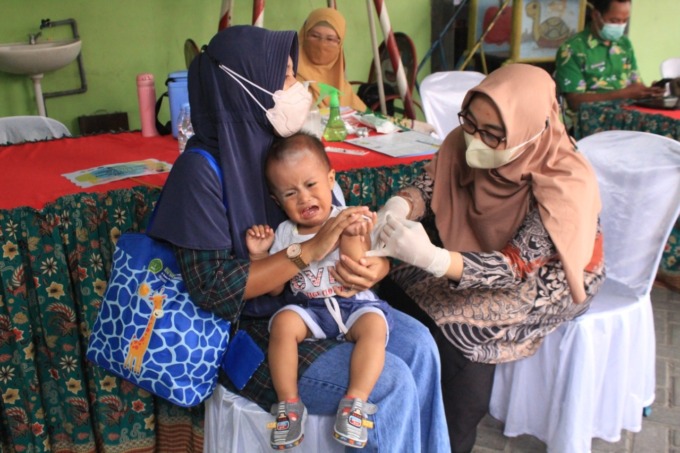 RUTIN: Seorang balita saat menerima suntikan vaksin. (dok)