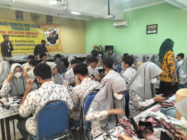 KREATIF: Para siswa SMA Antartika Sidoarjo saat pembuatan udeng pacul gowang. (ANAS/RADAR SIDOARJO)