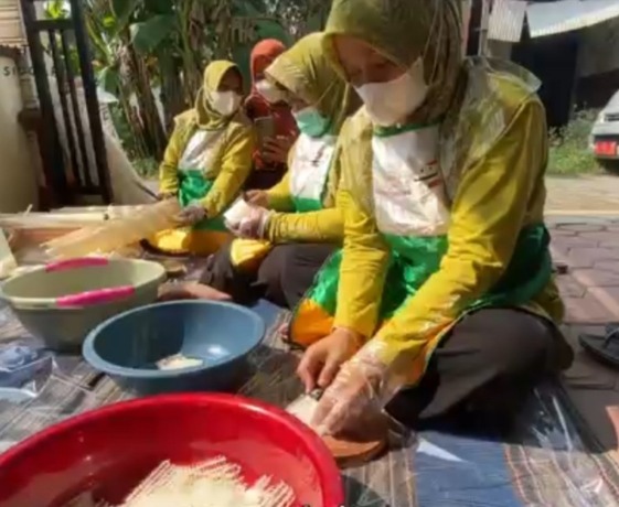 HIGIENIS: Proses pengolahan gedebok pisang menjadi keripik.