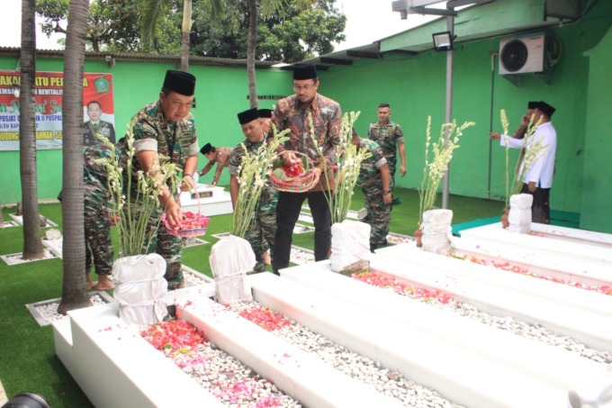 ZIARAH: Pangdam V/Brawijaya Mayjen TNI Farid Makruf (kiri) saat menabur bunga bersama Bupati Sidoarjo Ahmad Muhdlor. (HENDRIK MUCHLISON/RADAR SIDOARJO)