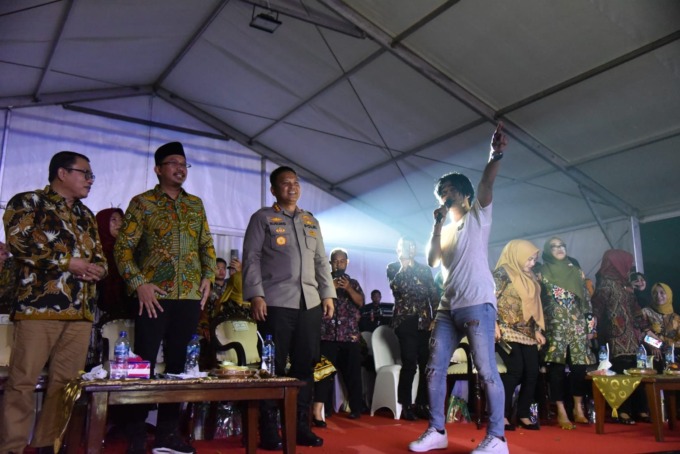 MENGHIBUR: Dari kiri Ketua DPRD Sidoarjo Usman, Bupati Sidoarjo Ahmad Muhdlor, Kapolresta Sidoarjo Kombes Pol Kusumo Wahyu Bintoro bersama Charly Van Houten di panggung Pesta Rakyat di Bumi Jenggala.