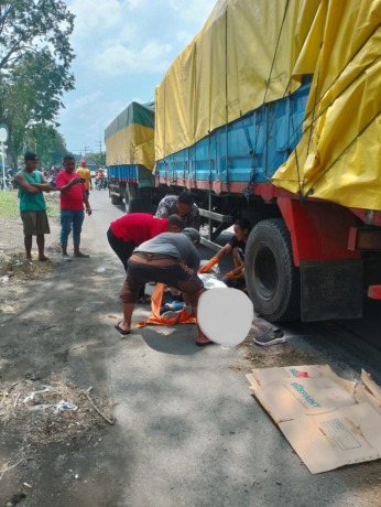 TEWAS: Polisi saat menggelar olah TKP di Jalan Raya Jabaran Balongbendo. (IST)
