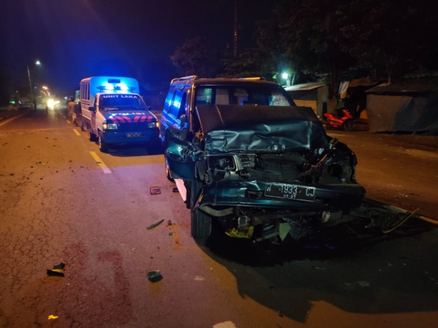 TRAGIS: Kondisi Isuzu Panther rusak parah di Jalan Raya Bypass Krian. (IST)