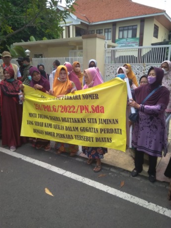 KECEWA: Sejumlah emak-emak saat menggelar demo di depan PN Sidoarjo.