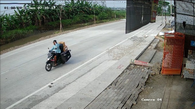 NEKAT: Terduga pelaku saat terekam CCTV membawa kabur motor milik kurir asal Gempol Pasuruan. (IST)