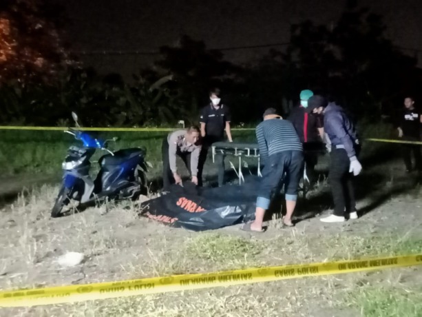 DIIDENTIFIKASI: Polisi saat mengevakuasi jenazah korban menuju ambulans. (LUKMAN ALFARISI/RADAR SIDOARJO)