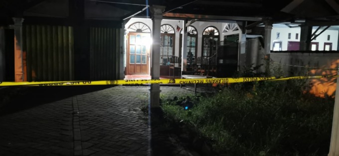 TEWAS: Rumah korban diberi garis polisi untuk memudahkan penyelidikan. Jenazah korban saat ditemukan tergeletak di lantai rumahnya. (IST)