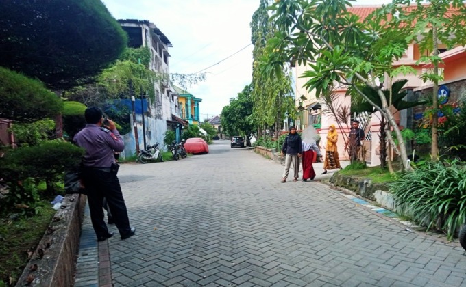 CARI PELAKU: Korban saat dibawa menuju lokasi kejadian untuk penyelidikan. (LUKMAN AL FARISI/RADAR SIDOARJO)