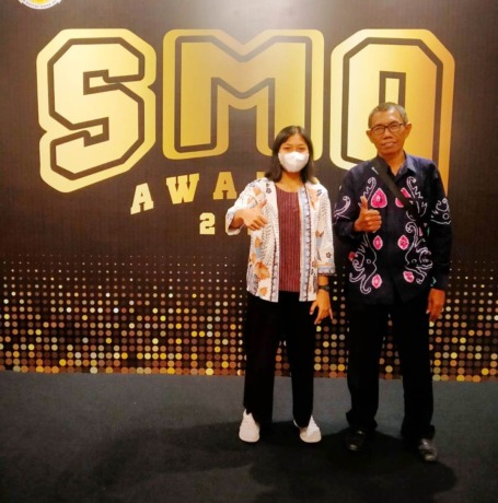 BANGGA: Foto bersama Kepala SMA Persatuan Tulangan Drs. Abdul Rokhman mendampingi Amelia Rahmah Maulana. (IST)