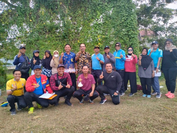 KOMPAK: Foto bersama para Kelompok Kerja Guru guru (KKG) Kecamatan Sidoarjo saat mengikuti  seleksi peserta Liga Pelajar Indonesia (LPI).