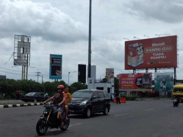 POTENSI: Beberapa reklame yang menjadi objek pajak di Sidoarjo. (HENDRIK MUCHLISON/RADAR SIDOARJO)