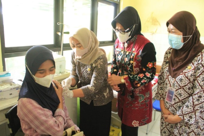 SEHAT: Kepala Dinas Kesehatan Sidoarjo Fenny Apridawati saat meninjau proses vaksin booster kedua di Puskesmas Porong. (HENDRIK MUCHLISON/RADAR SIDOARJO)