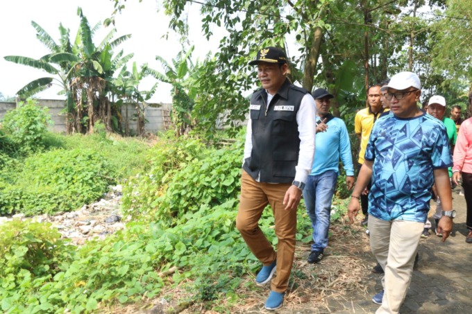 TANGGAPI LAPORAN: Wakil Bupati Sidoarjo Subandi meninjau kondisi Sungai di Desa Sumberejo, Kecamatan Wonoayu.